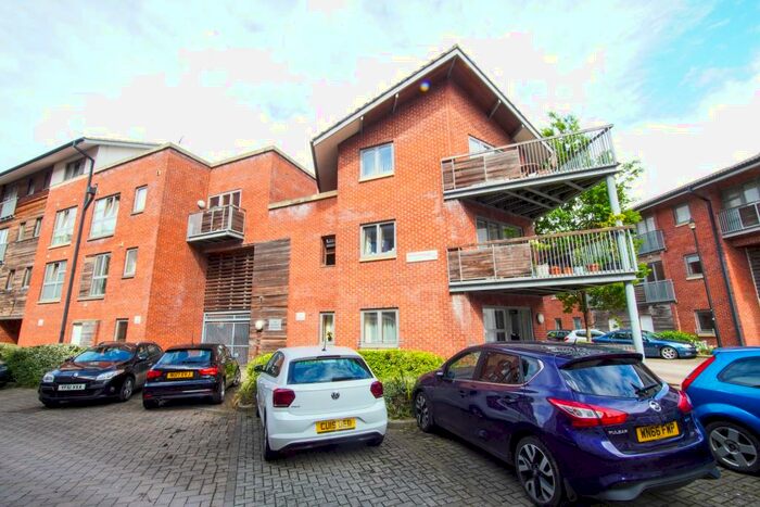 2 Bedroom Ground Maisonette To Rent In The Quadrant, Temple Quay, Bristol, BS2