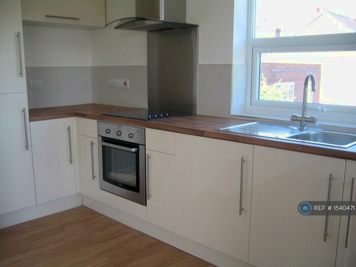 2 Bedroom Flat To Rent In Westbury Lane, Buckhurst Hill, IG9