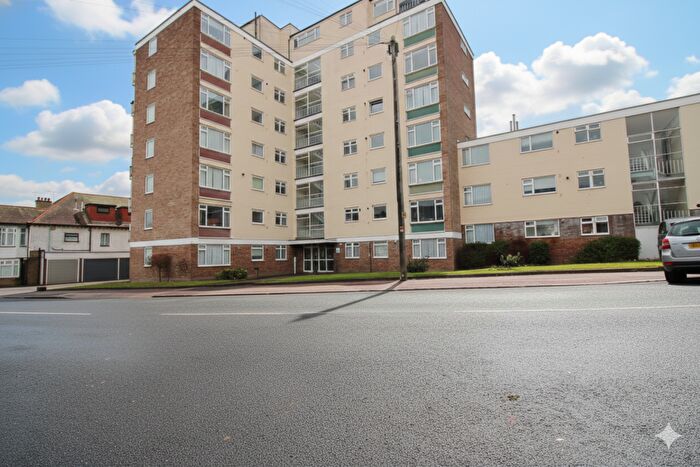 2 Bedroom Flat For Sale In Grand Drive, Leigh-on-sea, SS9