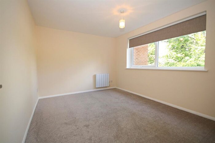 1 Bedroom Flat To Rent In Rossiter Lodge, Rosetrees, Guildford, GU1