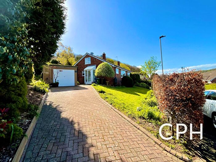 2 Bedroom Semi-detached Bungalow For Sale In Weaponness Valley Close, Scarborough, YO11