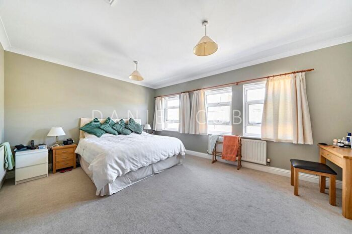 4 Bedroom Terraced House For Sale In Sullivan Road, London, SE11 - Photo 5