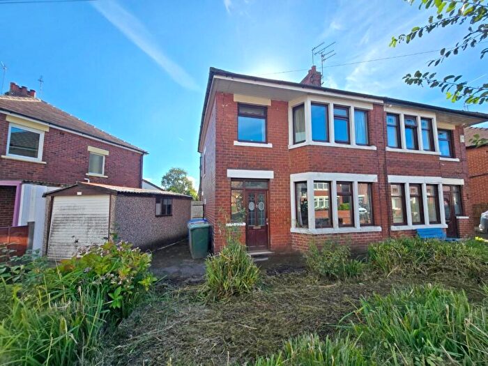 3 Bedroom Semi-Detached House For Sale In Crescent Road, Rochdale, OL11