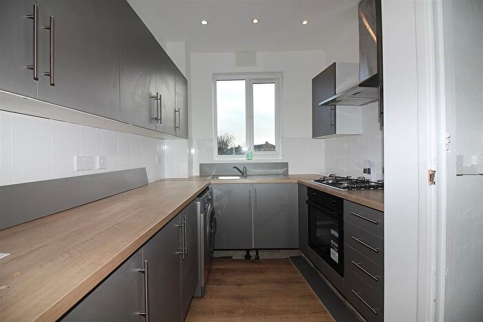 4 Bedroom Flat To Rent In Kendal Parade, Edmonton, N18