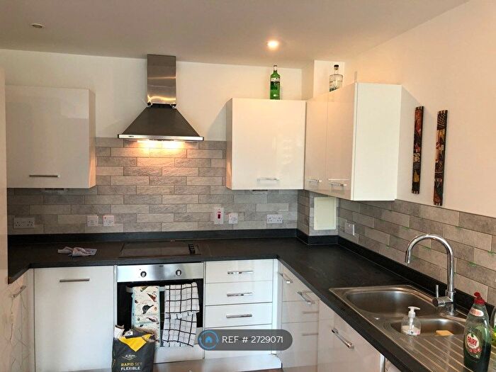 2 Bedroom Flat To Rent In Cranston Court, London, W12