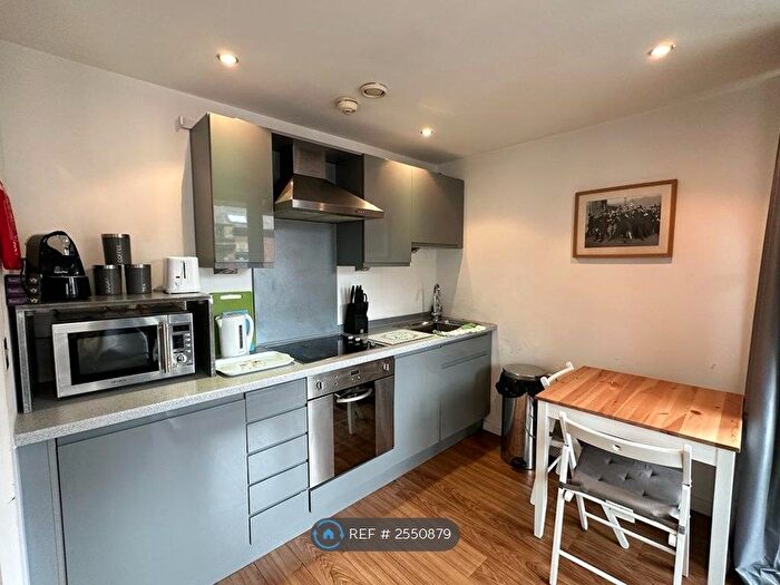 1 Bedroom Flat To Rent In Basilica, Leeds, LS1