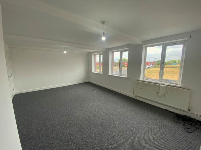 3 Bedroom Flat To Rent In Temple View Grove, Leeds, LS9