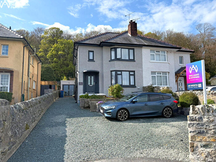 3 Bedroom Semi Detached House For Sale In Church Terrace, Llangefni, Anglesey, LL77
