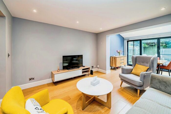 3 Bedroom Town House For Sale In Copse Close, Slough, SL1