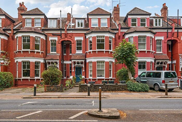 2 Bedroom Flat For Sale In Muswell Hill Road, London, N10