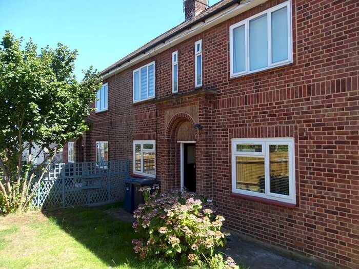 2 Bedroom Maisonette To Rent In Warwick Road, New Barnet, Barnet, EN5