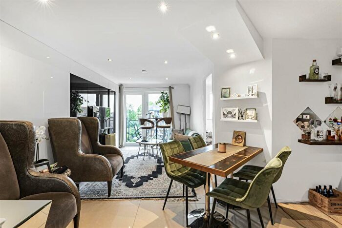 2 Bedroom Apartment To Rent In Falcon Way, Isle Of Dogs, E14