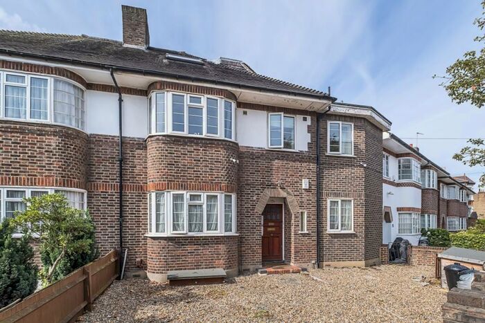 3 Bedroom Flat To Rent In Balham Park Road London., SW12