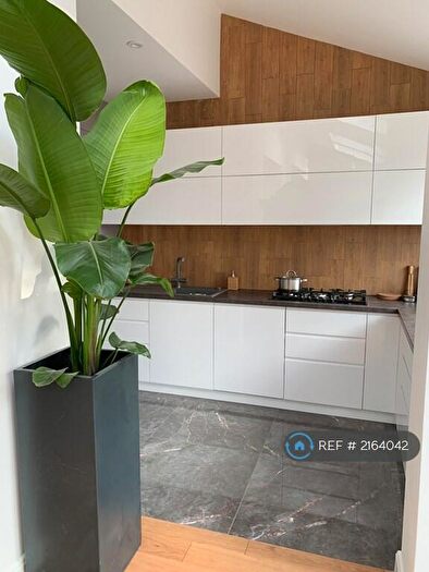 4 Bedroom Semi-Detached House To Rent In London, London, SE9