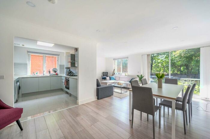 3 Bedroom Flat To Rent In North Bank, St John's Wood, London, NW8