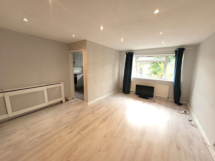 2 Bedroom Maisonette To Rent In Common Road, Slough, SL3