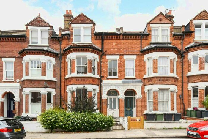 2 Bedroom Apartment To Rent In Kestrel Avenue, Herne Hill, London, SE24