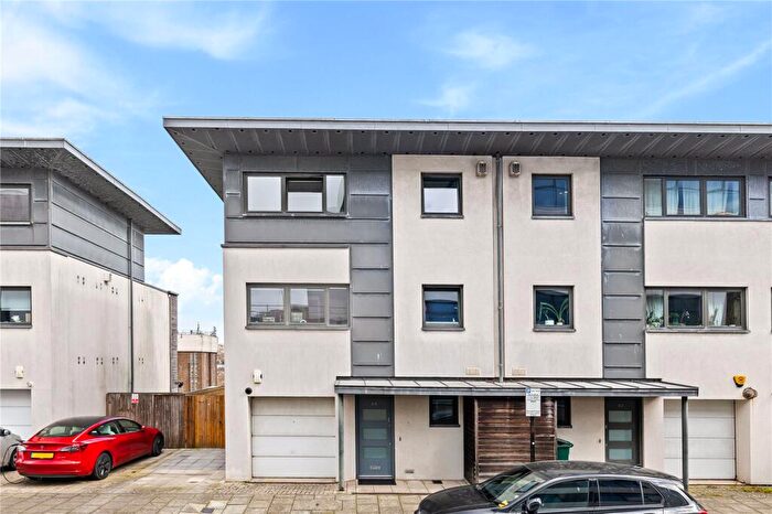 3 Bedroom End Of Terrace House For Sale In Stroudley Road, Brighton, East Sussex, BN1
