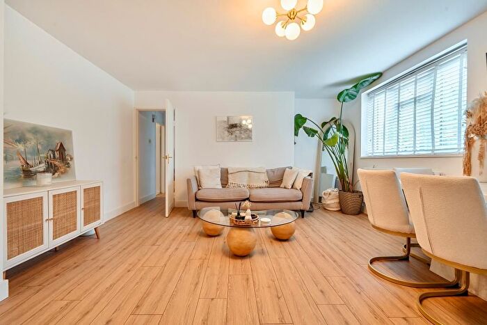 2 Bedroom Flat For Sale In Chace Avenue, Potters Bar, Hertfordshire, Uk, EN6
