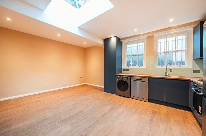4 Bedroom Flat To Rent In Trinity Walk, Hampstead, London, NW3