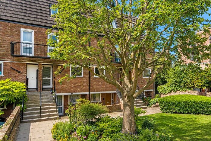 Studio For Sale In St. Andrews Square, North Kensington, W11