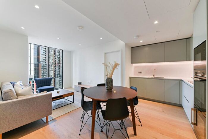 2 Bedroom Apartment To Rent In Harcourt Tower, South Quay Plaza, Canary Wharf, E14