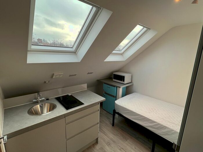 Studio To Rent In Selborne Gardens, London, NW4