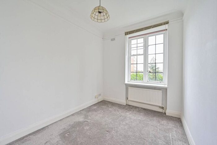3 Bedroom Flat To Rent In Manor Fields, Putney, London, SW15