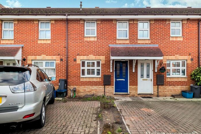 2 Bedroom House To Rent In Bluebell Way, Ilford, IG1