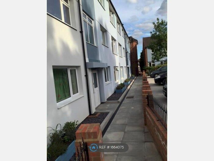 2 Bedroom Flat To Rent In Falcon Court, South Woodford, E18