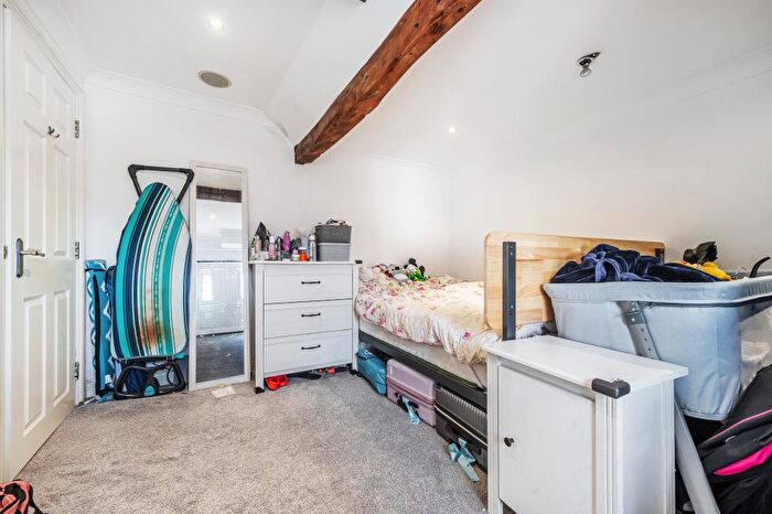 2 Bedroom Flat For Sale In Newbury, Berkshire, RG14