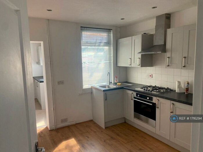 2 Bedroom Terraced House To Rent In Chatham Hill, Chatham, ME5