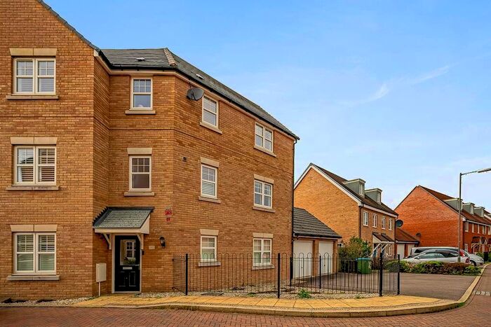 5 Bedroom Semi-Detached House To Rent In Tyson Road, Aylesbury, HP18