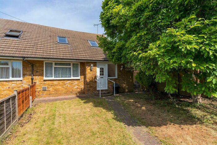 4 Bedroom Semi-Detached Bungalow To Rent In Bath Road, Harmondsworth, West Drayton, UB7