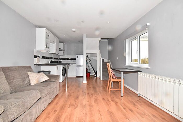 1 Bedroom Flat To Rent In Pellew Road, Falmouth, TR11