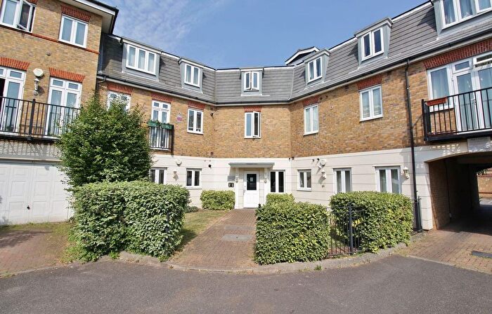 2 Bedroom Flat For Sale In Elizabeth Gardens, Isleworth, TW7