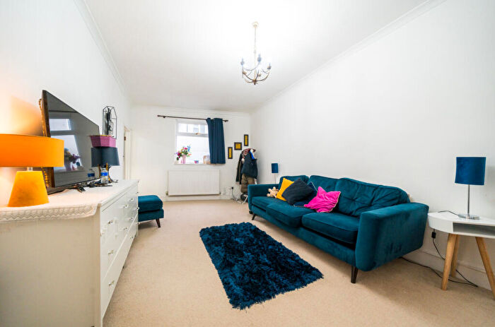 2 Bedroom Flat To Rent In Oakwood Avenue, Mitcham, Surrey, CR4