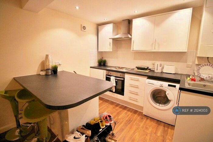 3 Bedroom Flat To Rent In Kensington Terrace, Leeds, LS6