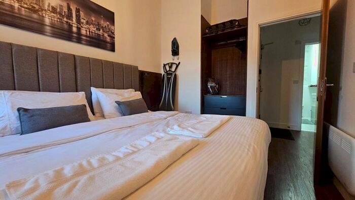 2 Bedroom Flat To Rent In City Road, Cathays, Cardiff, CF24