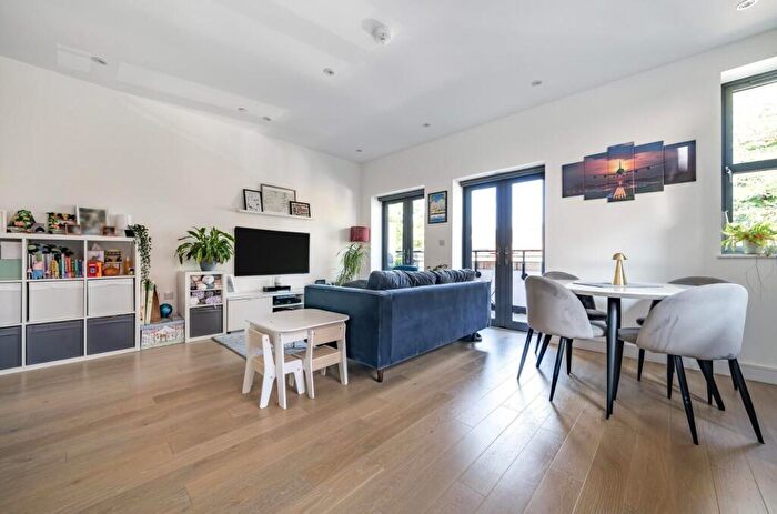 2 Bedroom Flat For Sale In Holden Road, Woodside Park, N12