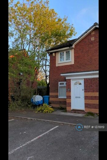 2 Bedroom Semi-Detached House To Rent In Velour Close, Salford, M3