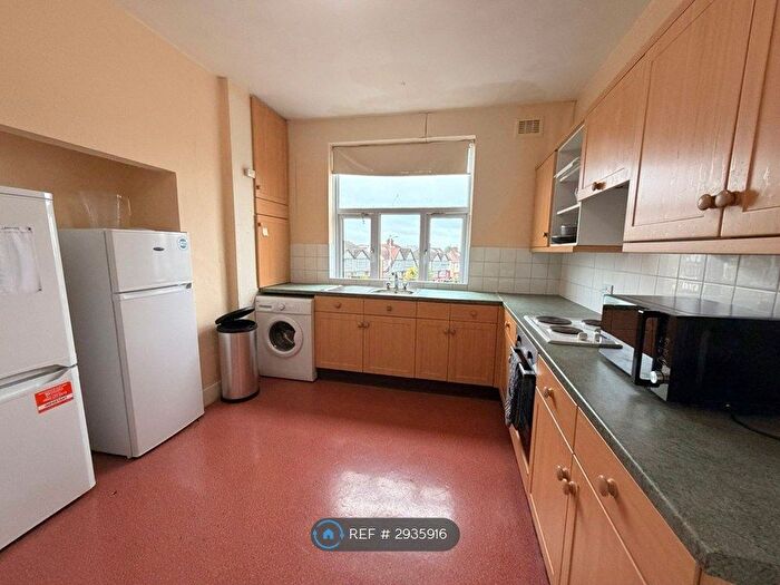 3 Bedroom Maisonette To Rent In Jubilee Parade, Woodford Green, IG8