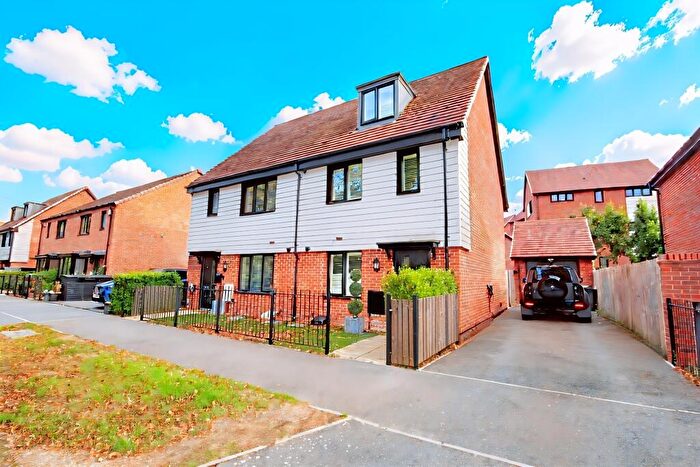 3 Bedroom Semi-Detached House For Sale In Bannister Way, Leybourne, West Malling, Kent, ME19