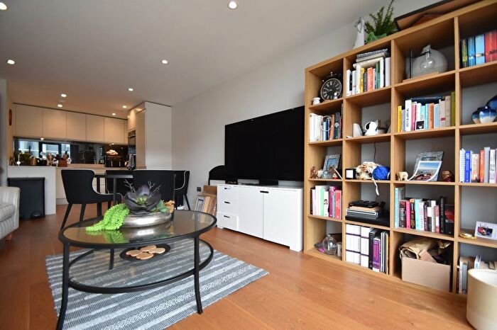 2 Bedroom Flat To Rent In Station Road, Gerrards Cross, Buckinghamshire, SL9