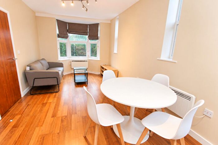 2 Bedroom Flat To Rent In Ring Road, Moortown, LS17