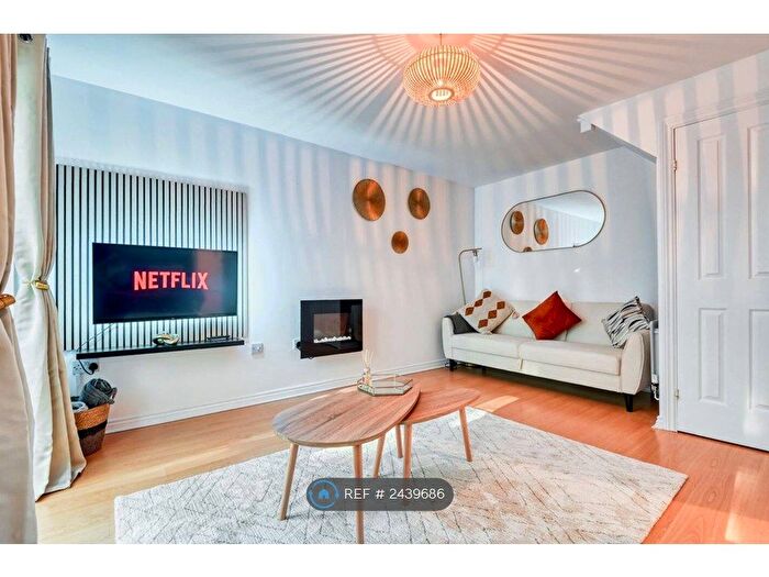 3 Bedroom Semi-Detached House To Rent In Thorpe Court, Solihull, B91