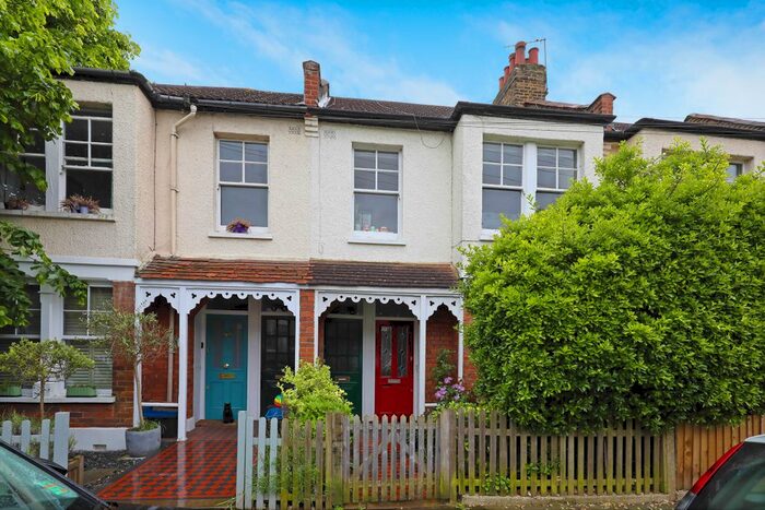 2 Bedroom Flat To Rent In Godstone Road, St Margarets, Twickenham, Middlesex, TW1