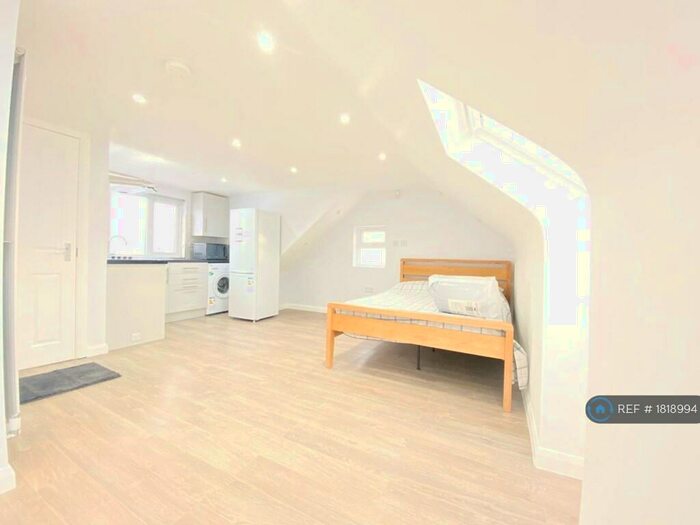 Studio To Rent In Villageway, Pinner, HA5