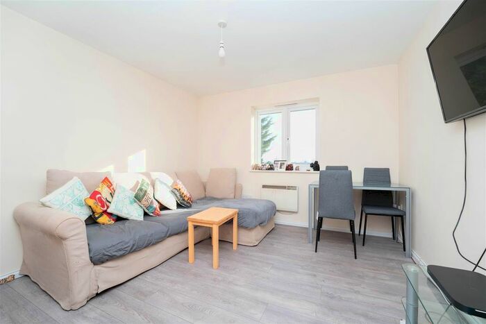 2 Bedroom Flat To Rent In Maplin Park, Slough, SL3