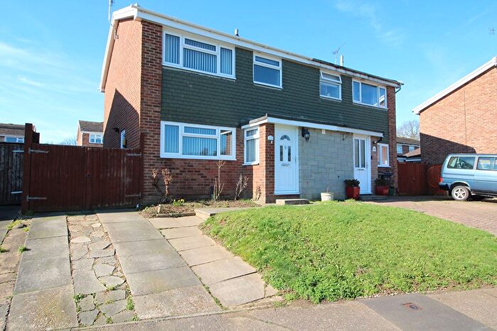 3 Bedroom Semi-Detached House For Sale In Grasmere Road, Kennington, TN24